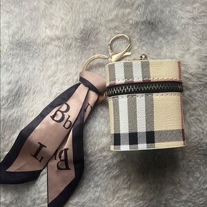 Elegant Beige and Black Checkered Key Holder